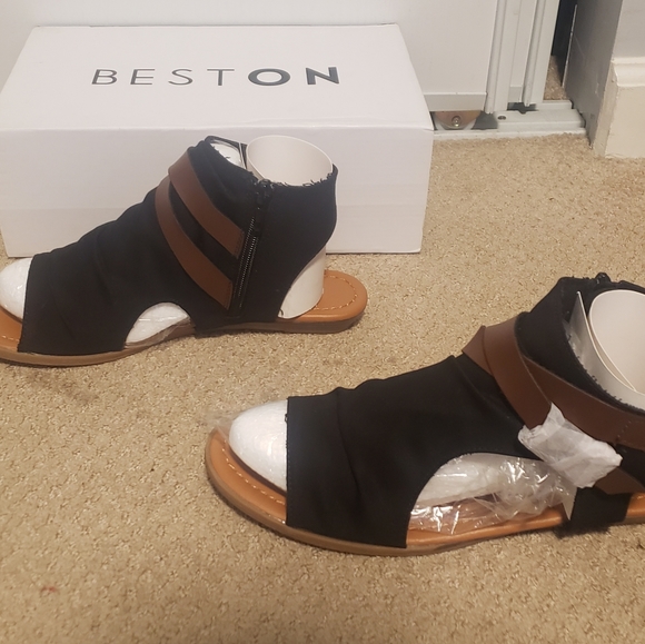 BestOn Size 9 Black Sandals - Picture 2 of 4